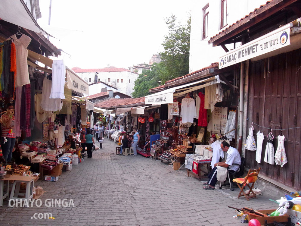 サフランボルを写真で振り返るトルコひとり旅の記録。雑貨や土産物が並ぶ商店街